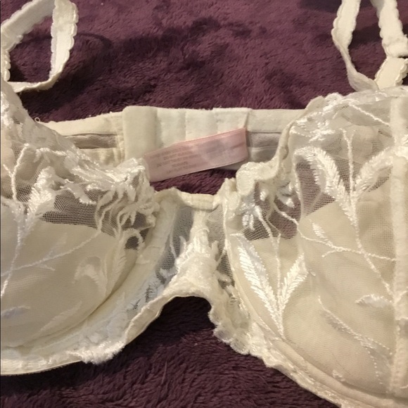 Vintage Victoria Secret White Lacy Demi Bra - Picture 9 of 14